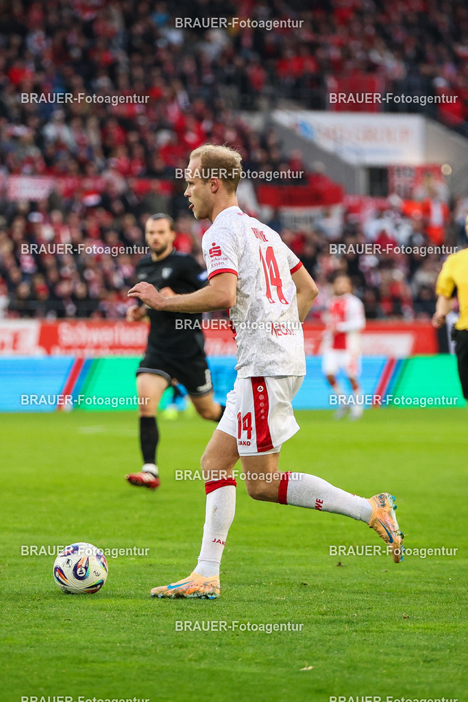 Rot-Weiss Essen - 1.Fc Schweinfurt | Essen, Deutschland, 02.11.2025 Lucas Brumme  (Rot-Weiss Essen) Einzelaktion während des 3.Liga Spiels zwischen  Rot-Weiss Essen und 1.Fc Schweinfurt am 02.11.2025 im Stadion an der Hafenstraße in Essen. (Foto von Timo Bluhmki-Schmidt/Brauer Fotoagentur