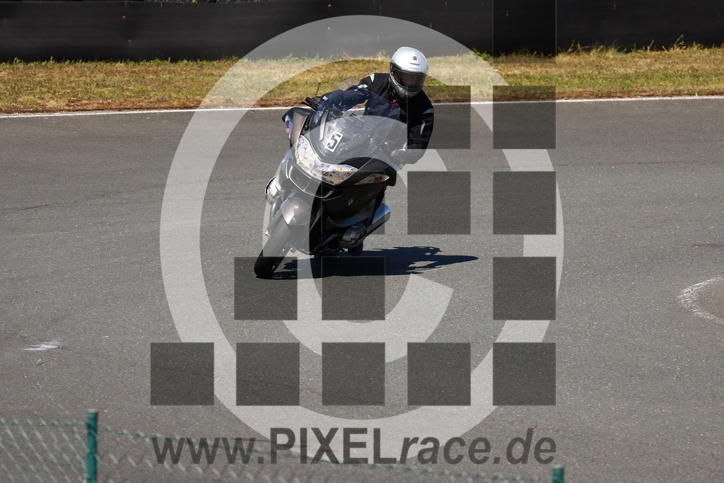 0057-20250512_01541 | Schöne Erinnerungen an spannende Momente - das festzuhalten ist unser Job. PIXELrace.de ist seit 2003 auf den Rennstrecken Europas unterwegs um die Action draußen beim Fahren und die wunderbare Stimmung imm Fahrerlager für euch einzufangen.