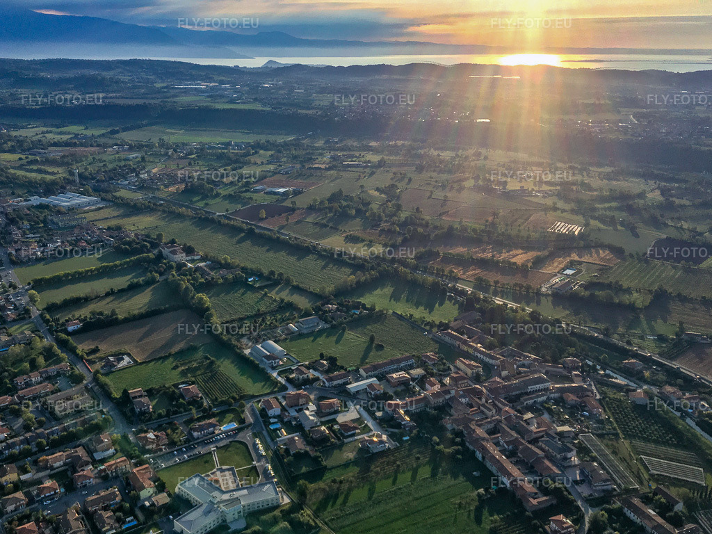 Vue aérienne: Vue sur le lac de Garde à Prevalle dans le département Brescia, Italie. Photo: IMG-135049.jpg prise le 23/09/2022 par Werner Riehm/FLY-FOTO.eu – Résolution de l'original: 3750 x 2812 px