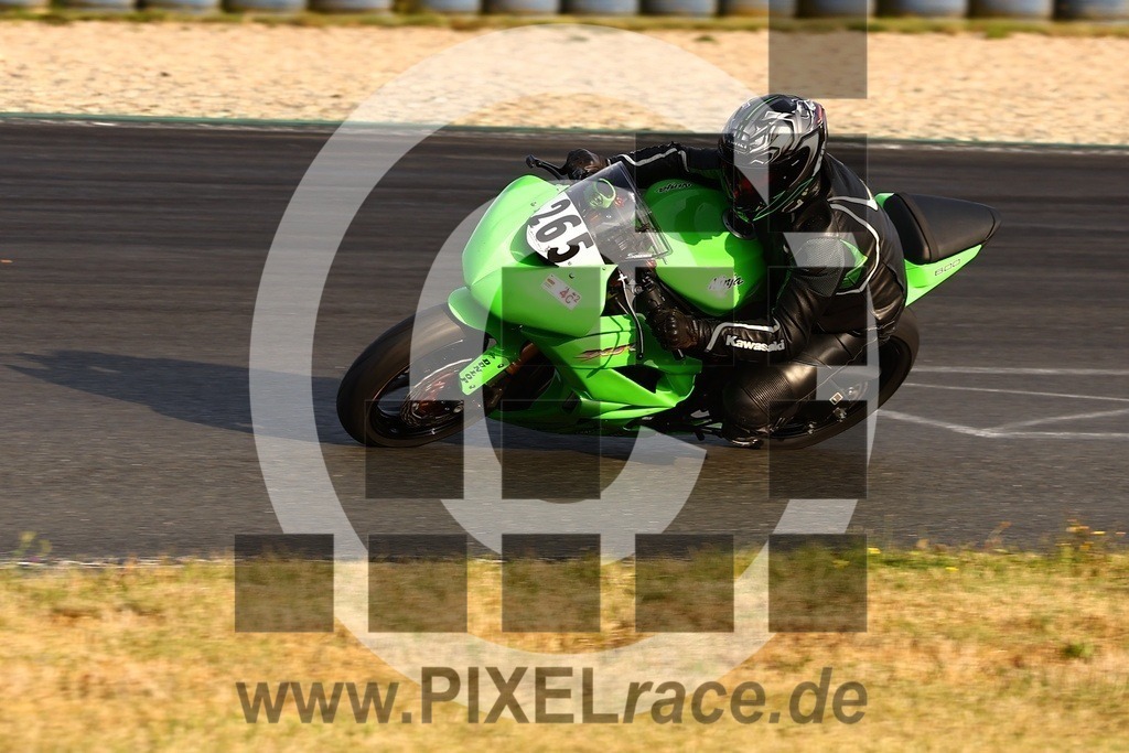 0265-20240916_03106 | Schöne Erinnerungen an spannende Momente - das festzuhalten ist unser Job. PIXELrace.de ist seit 2003 auf den Rennstrecken Europas unterwegs um die Action draußen beim Fahren und die wunderbare Stimmung imm Fahrerlager für euch einzufangen.