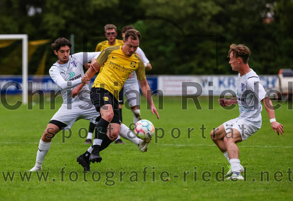 2023-08-09_119_FC_Moosinning_II_gegen_SpVgg_Altenerding | Moosinning, Deutschland, 09.08.2023:
Fußball, Kreisliga 2023 / 2024, 3. Spieltag, FC Moosinning II gegen SpVgg Altenerding, Endergebnis: 1:1

Pedro Flores (SpVgg Altenerding, #6), Alexander Hofmeister (FC Moosinning, #11), Marc Winkelmann (SpVgg Altenerding, #20)

Foto: Christian Riedel / fotografie-riedel.net