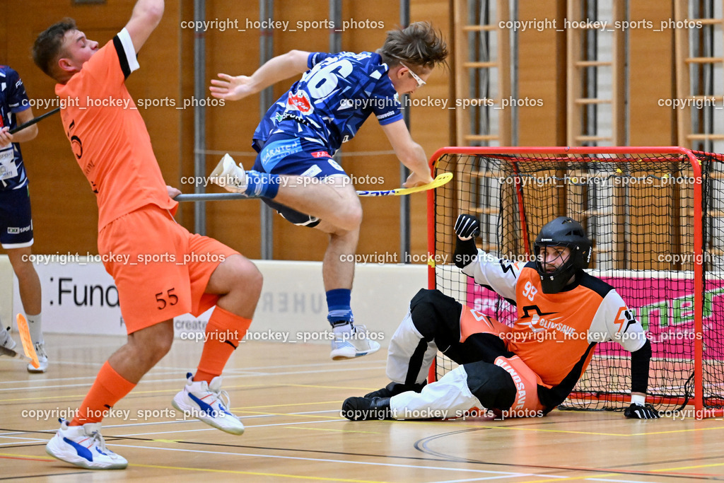 VSV Unihockey vs. SZPK Floorball | Flugeinlage, #55 Marcell Velencei SZPK SÁROSI OPTIKA KOMÁROM, #66 Jakob Rainer VSV Unihockey, #99 Zoltán Szuri SZPK SÁROSI OPTIKA KOMÁROM, VSV Unihockey vs. SZPK Floorball, VSV Unihockey vs. SZPK Floorball am 23.11.2024 in Villach (Ballspielhalle St. Martin), Austria, (Photo by Bernd Stefan)