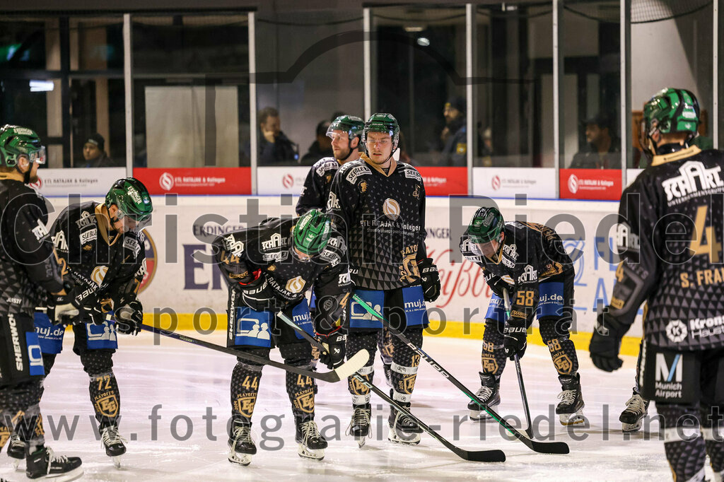 2024-02-23_001_TSV_Erding_gegen_ERSC_Amberg | Erding, Deutschland, 23.02.2024:
Eishockey, Bayernliga Playoffs 2023 / 2024, 3. Spieltag, TSV Erding gegen ERSC Amberg, Endergebnis: 2:3 n. V.

Leon Abstreiter (Erding Gladiators, #72), Paul Wallek (Erding Gladiators, #44), Michael Franz (Erding Gladiators, #13), Paul Pfenninger (Erding Gladiators, #58)

Foto: Christian Riedel / fotografie-riedel.net
