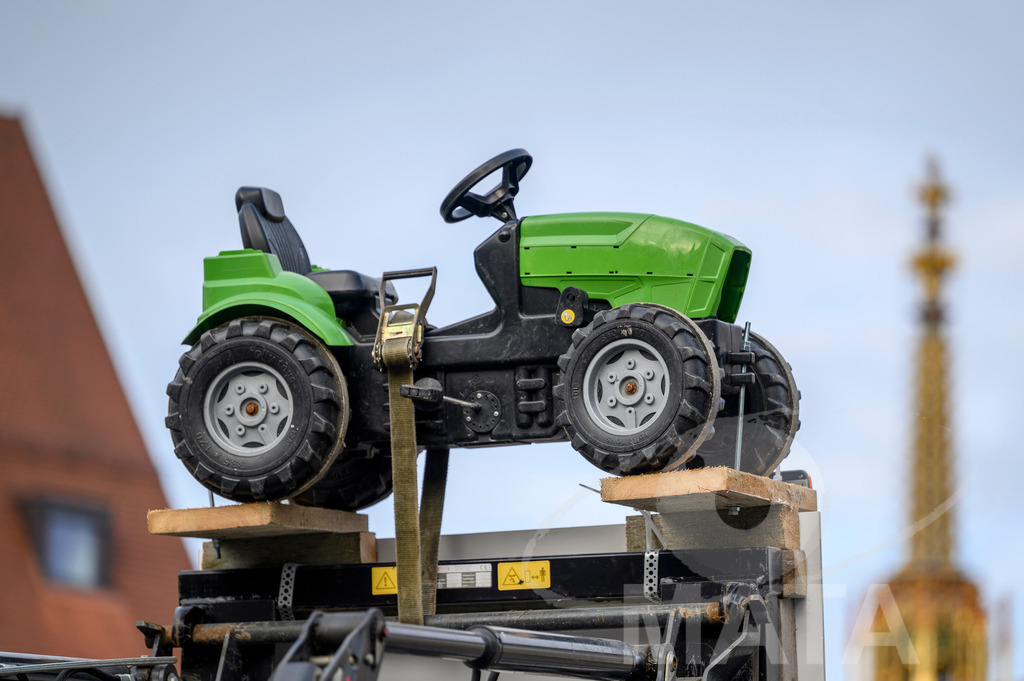 _DWA4416 | Bauerndemo gegen Agrarpolitik der Bundesregierung  auf dem Straße Obstmarkt und Hauptmarkt . Nürnberg, 08.01.2024 - Realisiert mit Pictrs.com