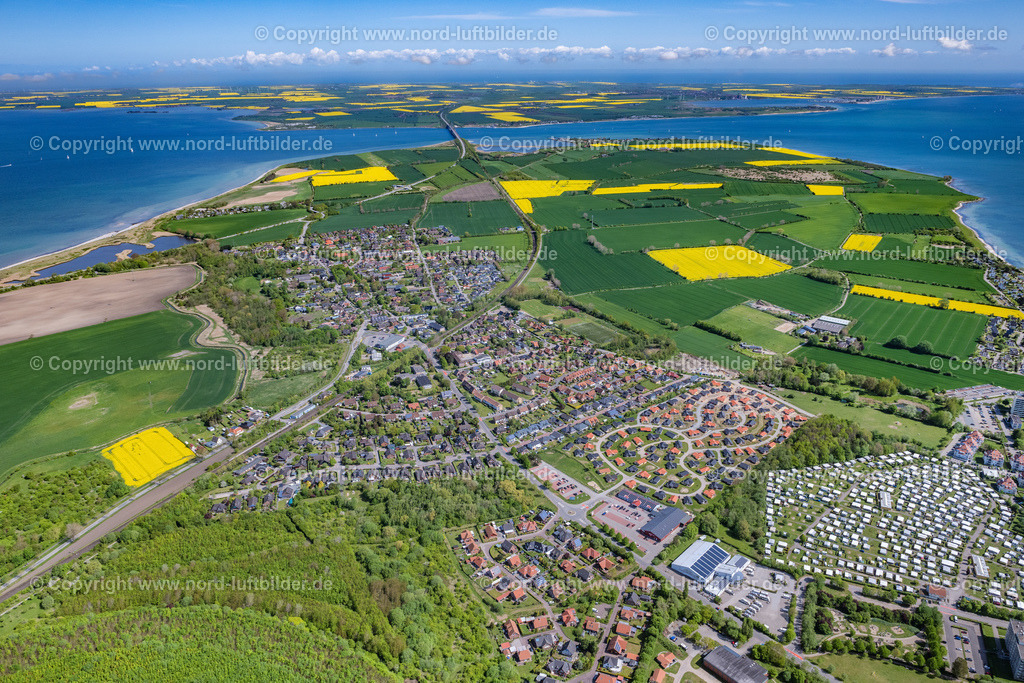 Grossenbrode_ELS_4579150522 | GROßENBRODE 15.05.2022 Stadtgebiet mit Außenbezirken und Innenstadtbereich in Großenbrode im Bundesland Schleswig-Holstein, Deutschland. // City area with outside districts and inner city area in Grossenbrode in the state Schleswig-Holstein, Germany. Foto: Martin Elsen