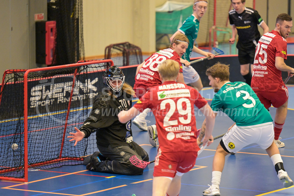 Lillan IBK vs Strängnäs IBK - 17. März 2024 | Lillan IBK vs Strängnäs IBK
Idrottshuset Örebro, Arenahallen, Örebro
Erik Olsson Wennlöf (#3 Lillan IBK) scores against Wiktor Åkerstedt (#70 Strängnäs IBK).
Bild: Sportfotografie Markus Aeschimann | www.markus-aeschimann.ch - Realisiert mit Pictrs.com