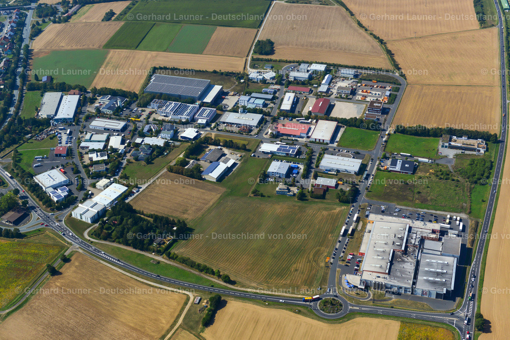 3650569 | WALDBüTTELBRUNN 13.09.2016 Industrie- und Gewerbegebiet am Rande von landwirtschaftlich genutzen Feldern und Äckern  in Waldbüttelbrunn im Bundesland Bayern, Deutschland // Industrial and commercial area on the edge of agricultural fields and fields  in Waldbüttelbrunn in the state Bavaria, Germany Foto: Gerhard Launer