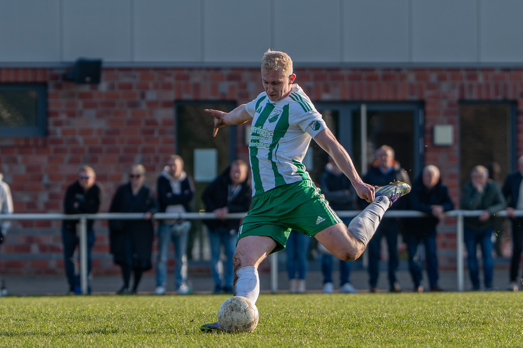 Fußball I Herren I Saison 2025-2026 I Bezirksliga Weser-Ems 4 I 24. Spieltag I TuS Lutten - TuS Frisia Goldenstedt I 13881 | jns.sportfotos - Realisiert mit Pictrs.com