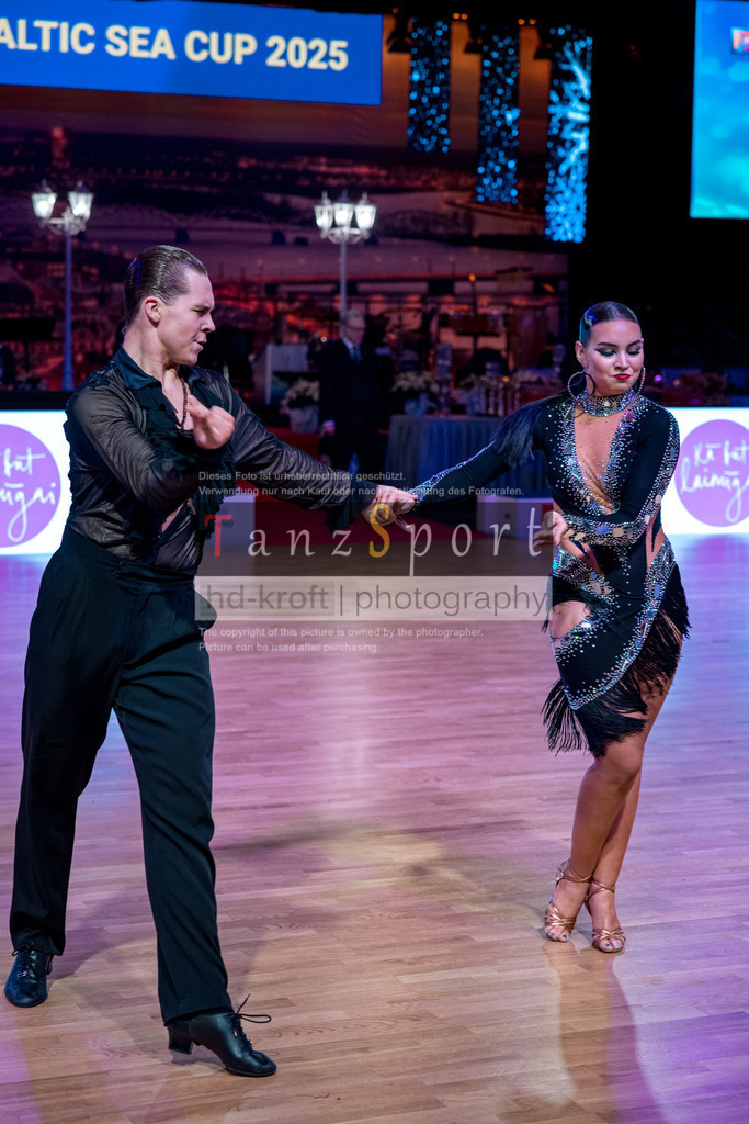 20251212_WDSF_World_Ch_Cup_RS-Lat_0718-2 | Tanzsportbilder, Standardtanz, Lateintanz, WDSF, DTV, LTVB, dancecomp, goc, hessen tanzt, blaues band der spree, walzer, tango, wiener walzer, slowfox, quickstepp, samba, rumba, cha-cha-cha, paso doble. jive, hd-kroft photography, turniertanzsport