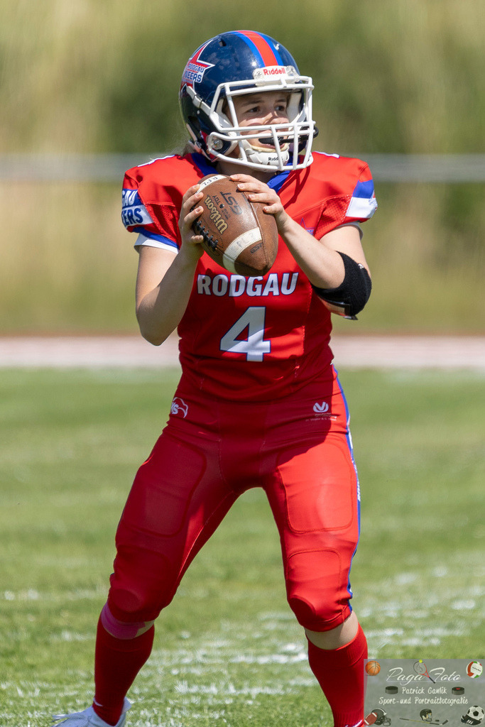 GFLW 1: German Football League Women 1: Rodgau Pioneers Ladies - Stuttgart Scorpions Sisters, 07.06.2026 | Lilly Veith (Rodgau Pioneers Ladies #4) mit dem ball in den Häönden, Freisteller, Portrait / Porträt, Rodgau Pioneers Ladies - Stuttgart Scorpions Sisters, Rodgau, Maingau-Energie-Stadion "Am Weichsee", 7.6.2026 - Realisiert mit Pictrs.com