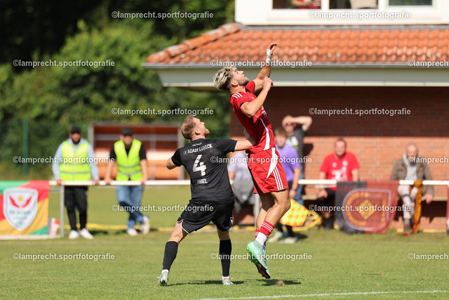 Fußball I Herren I Saison 2025-2026 I Verbandsliga Süd I 7. Spieltag I SV Schackendorf - SV Azadi Lübeck I 06.09.2025.061 | v.l. Dustin Thiel (4, SV Azadi Lübeck), Manuel Carvalho (9, SV Schackendorf) - Realisiert mit Pictrs.com