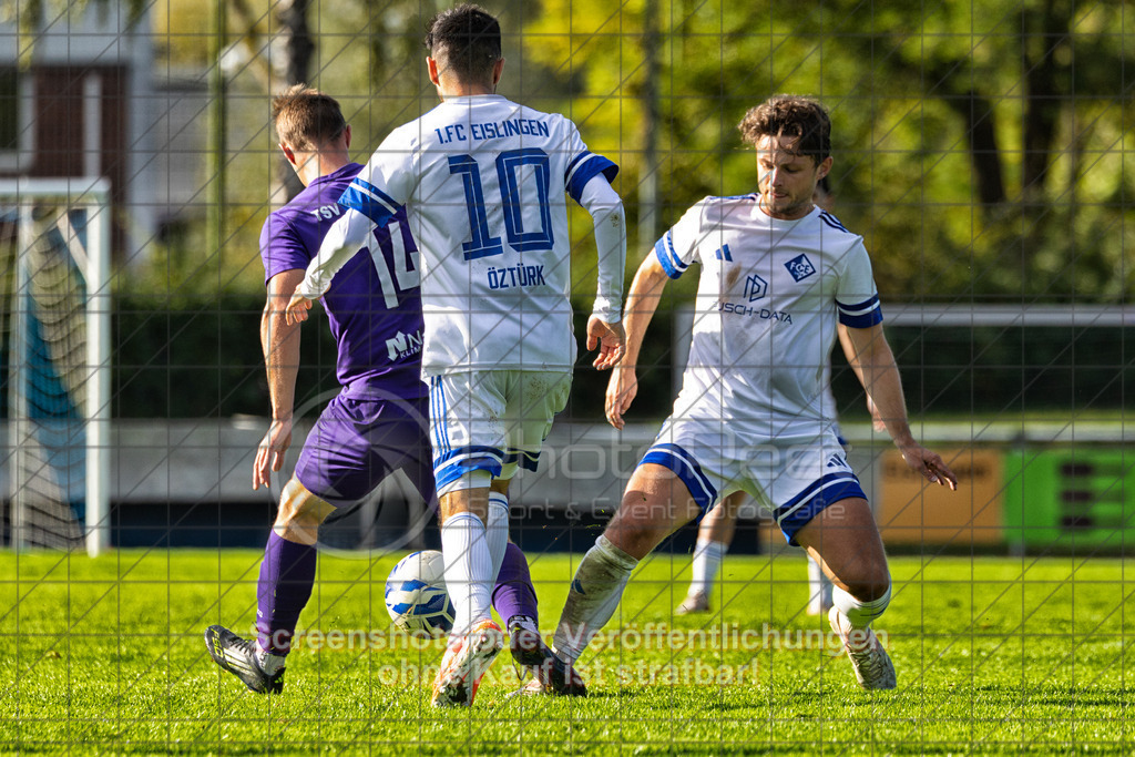 20261010_160509_0397-Bearbeitet_(c)_by_PhotoPeet | #,1.FC Eislingen (weiß) vs. TSV Bernhausen (lila), Fussball, Landesliga 2 - wfv, 11. Spieltag, Saison 2026/2027, Rasenplatz, Eichbachstation, Haldenstraße, 73054 Eislingen, 10.10.2026 - 15:30 Uhr,Foto: PhotoPeet / Sport- &amp; Eventfotografie / Peter Harich