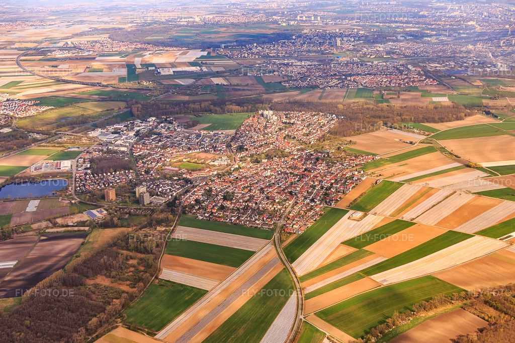 Luftbild: Ortsansicht aus Süden in Neuhofen im Bundesland Rheinland-Pfalz in Deutschland. Foto: IMG_076897.jpg vom 12.04.2015 durch Werner Riehm/FLY-FOTO.de