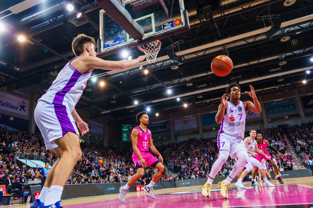 BBL, Deutsche Basketball Bundesliga Saison 2024/25, 14. Spieltag: Telekom Baskets gegen BG Göttingen | 29.12.2024 BBL, Deutsche Basketball Bundesliga Saison 2024/25, 14. Spieltag: Telekom Baskets gegen BG GöttingenBild: Tra Holder (7, Göttingen), Darius McGhee (0, Bonn) - Realisiert mit Pictrs.com