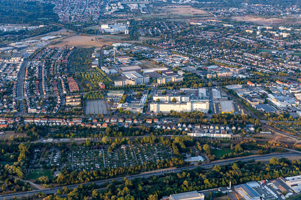 Luftbild: Siemens AG, Niederlassung Karlsruhe im Ortsteil Knielingen in Karlsruhe im Bundesland Baden-Württemberg in Deutschland. Foto: IMG_134064.jpg vom 21.08.2022 durch Werner Riehm/FLY-FOTO.deSiemens | Siemens