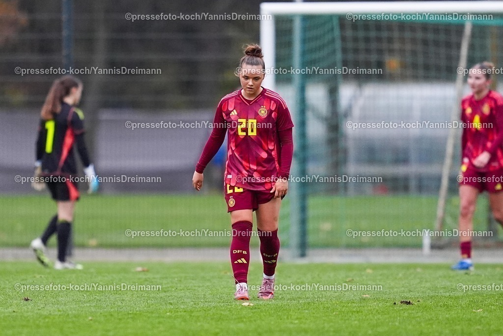 xYDRx02122501050 | 02.11.2025, xydrx, Fußball, Länderspiel, EM-Qualifikation U19-Frauen, Deutschland - Spanien, Sportschule Wedau: Natalia Escot (ESP #20) schaut enttäuscht zu Boden nach dem 5:0 für SpanienDFB regulations prohibit any use of photographs as image sequences and or quasi-video.Photo: xYannisxDreimannxPressefotoKochx