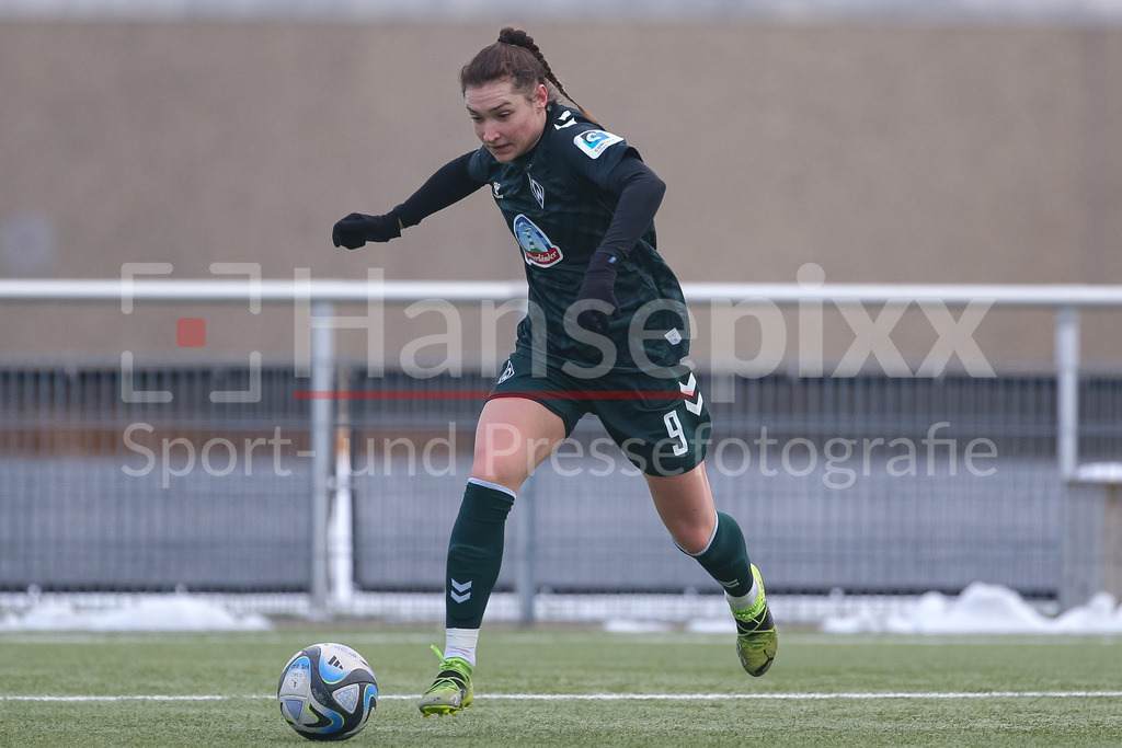 Fussball, Testspiel Frauen, VfL Wolfsburg II - SV Werder Bremen | v.li.: Sophie Weidauer (SV Werder Bremen, 9) am Ball, Freisteller, Einzelbild, Ganzkörper, Aktion, Action, Spielszene