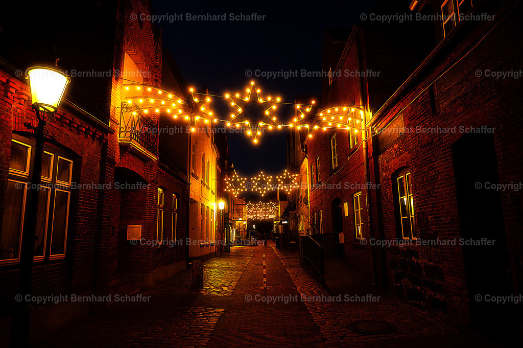 Weihnachtsgasse bei Nacht | Die Straße Schloßgang in Husum bei Nacht zur Weihnachtszeit als Cartoon Illustration. - Realisiert mit Pictrs.com