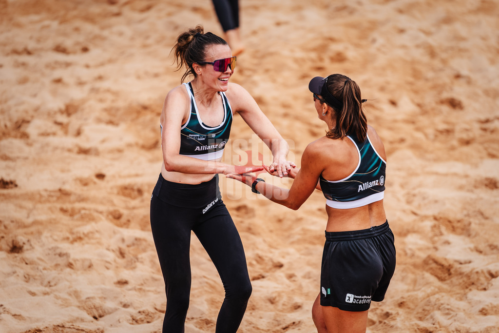 Beachvolleyball | Frauen | Allianz German Beach Tour 2025 | Tourstop München | 10.07.2025 | v.l. Christine Aulenbrock und Leonie Klinke jubeln