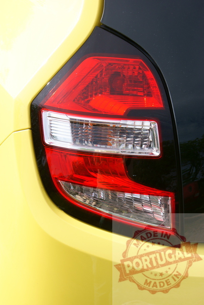 Close-up of a Modern Car's Rear Light Showing Intricate Design and Safety Features | Red and white rear light of a yellow car, emphasizing automotive lighting technology and design - Realisiert mit Pictrs.com