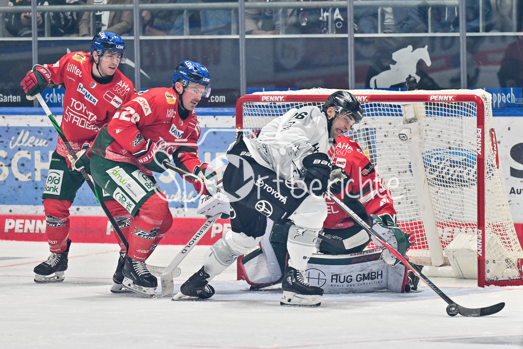 Augsburger Panther - Kölner Haie | v. l. Kyle MAYHEW (Augsburger Panther 27), Cody KUNYK (Augsburger Panther #20), Dominik UHER (Kölner Haie 26) und Michael GARTEIG (Augsburger Panther 34 / DEL: Augsburger Panther - Kölner Haie; Curt Frenzel Stadion am 26.09.2025