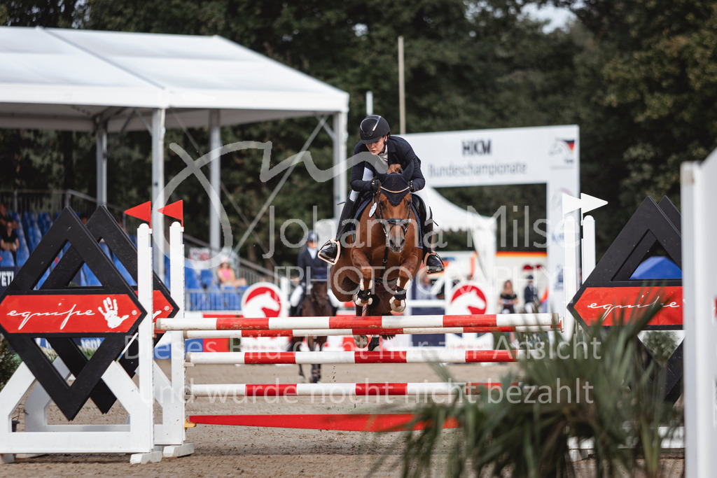 240906_BuCha_Pony-L-6j-225 | Deine schönsten Turniermomente als professionelle Fotos! Entdecke hochwertige Pferdesport-Fotografie im Online-Shop. Jetzt Fotos finden & bestellen!