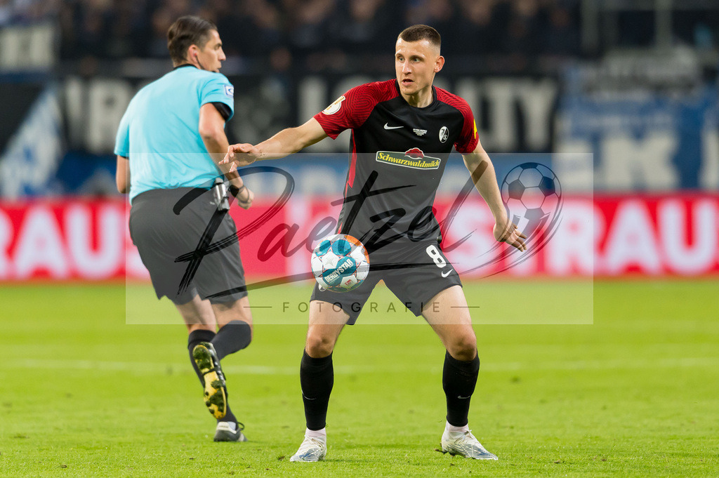 HSVSCF20220419_321 | Fussball, Herren: Maximilian Eggestein (SC Freiburg) in Aktion, am Ball, Einzelaktion beim DFB-Pokal-Halbfinalspiel zwischen Hamburger SV und SC Freiburg im Volksparkstadion am 19.04.2022 in Hamburg, Deutschland.DFB / DFL REGULATIONS PROHIBIT ANY USE OF PHOTOGRAPHS AS IMAGE SEQUENCES AND/OR QUASI-VIDEO. - Realisiert mit Pictrs.com