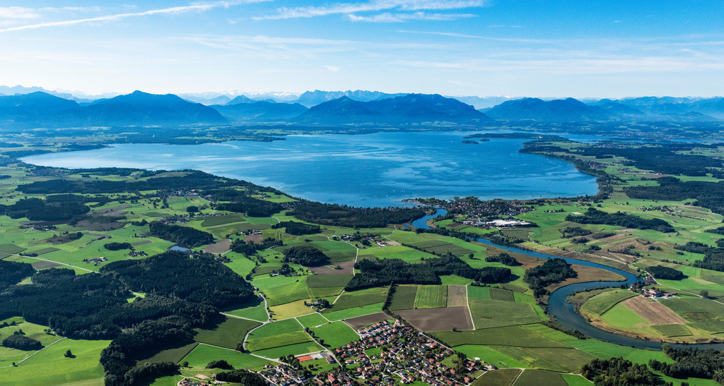 dr__0090714.jpg | SEEON-SEEBRUCK 23.09.2021 Uferbereiche am Seegebiet des Chiemsee in Seeon-Seebruck im Bundesland Bayern, Deutschland. // Riparian areas on the lake area of Chiemsee in Seeon-Seebruck in the state Bavaria, Germany. Foto: Daniel Reiter