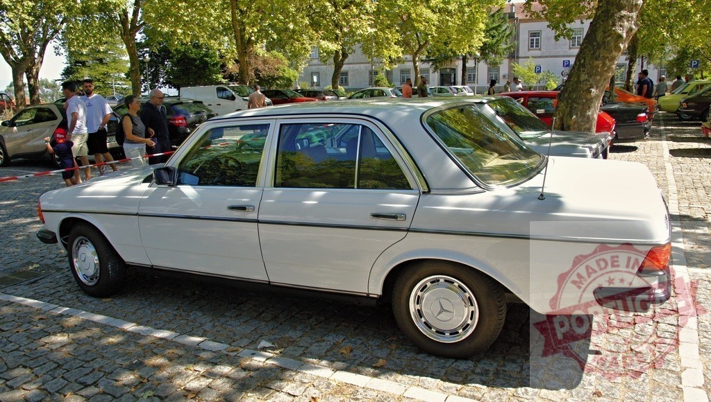 White Mercedes-Benz W123 parked in a parking lot during a sunny day | Classic white Mercedes-Benz W123 sedan car parked in a parking lot on a sunny day - Realisiert mit Pictrs.com