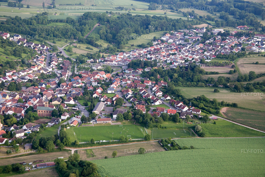 Luftbild: Ortsansicht im Ortsteil Oberöwisheim in Kraichtal im Bundesland Baden-Württemberg in Deutschland. Foto: IMG_089348.jpg vom 10.06.2016 durch Werner Riehm/FLY-FOTO.de