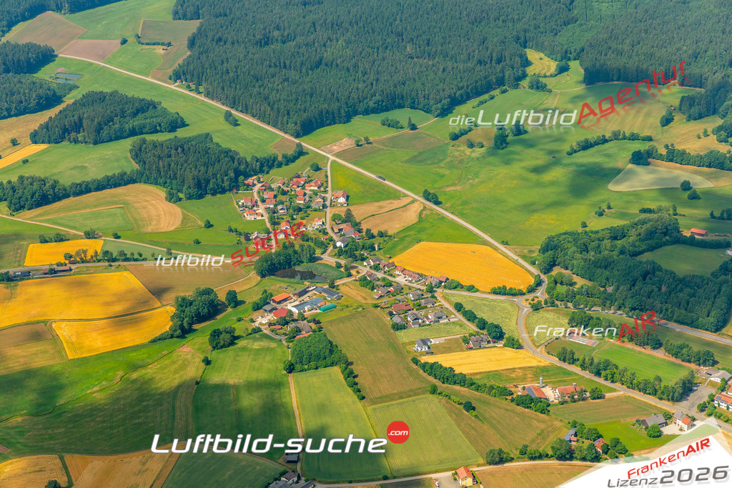 Das Luftbild zeigt :  Tiefenbach - Die Luftaufnahme wurde 2023 vom UL-Flugzeug aus erstellt ( keine Drohne ) - Hochauflösende Luftaufnahme - Für grossformatige Ausdrucke geeignet. Die Geschenkidee !Mit Lizenz und Bildrechte bestellbar