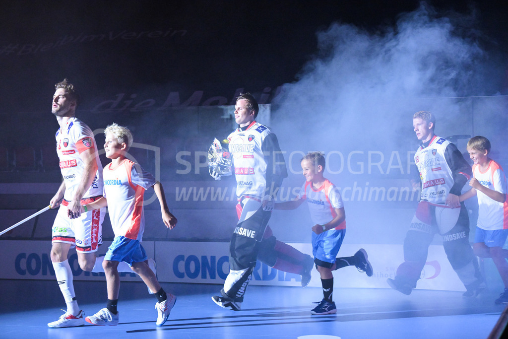 HC Rychenberg vs. Floorball Köniz - 28. August 2022 | HC Rychenberg vs. Floorball Köniz
AXA Arena, Winterthur
Luca Graf (#33 Floorball Köniz), Patrick Eder (#30 Floorball Köniz) und Daniel Münger (#39 Floorball Köniz) mit Einlauf-Kids.
Bild: Sportfotografie Markus Aeschimann | www.markus-aeschimann.ch - Realisiert mit Pictrs.com