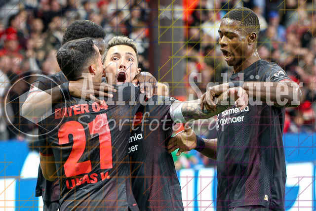 Bayer 04 Leverkusen vs Eintracht Frankfurt - Bundesliga  | Leverkusen, Deutschland, 12.09.25:   Alejandro Grimaldo (Bayer 04 Leverkusen) Torjubel, jubelt mit seiner Mannschaft nach dem Treffer zum 3:1 waehrend des Spiels der Bundesliga zwischen  Bayer 04 Leverkusen vs Eintracht Frankfurt in der BayArena(Foto von Brauer-Fotoagentur / Adrian Schlueter)