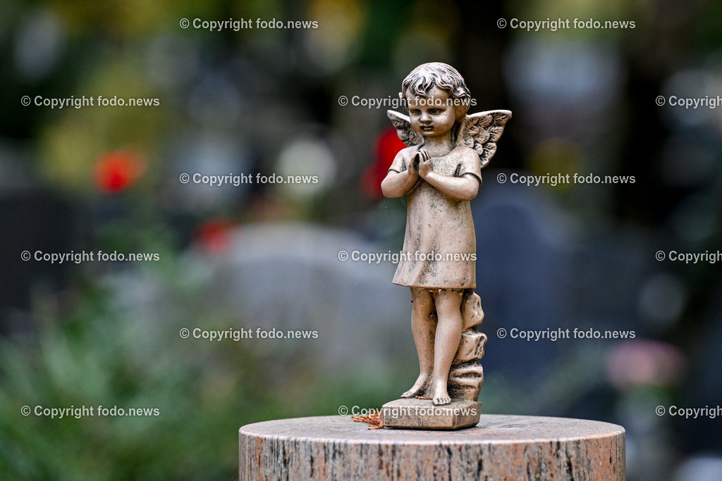 Friedhof_ Kreuz_ Kruzifix_ Jesu Christi_ Allerheiligen_ 26.10.2024-88 | 26.10.2024, Friedhof, AUT, Allerheiligen, Themenbilder im Bild Friedhof, Kreuz, Kruzifix, Jesu Christi, Allerheiligen, Engerl, Engel, Kerzen, Grab, Grablicht, Blumen, Skulptur, Grabstein, Symbolbild, Grablaterne, Grabkerze, Grabkerzen, Grablichter, Kerze, Grabkreuz, Gedenken, Bestattung, Verstorbene, Totenruhe, Grab, Urne, Blumenschmuck, Schmuck, Besucher, Feature, kreativ, creativ, Linz