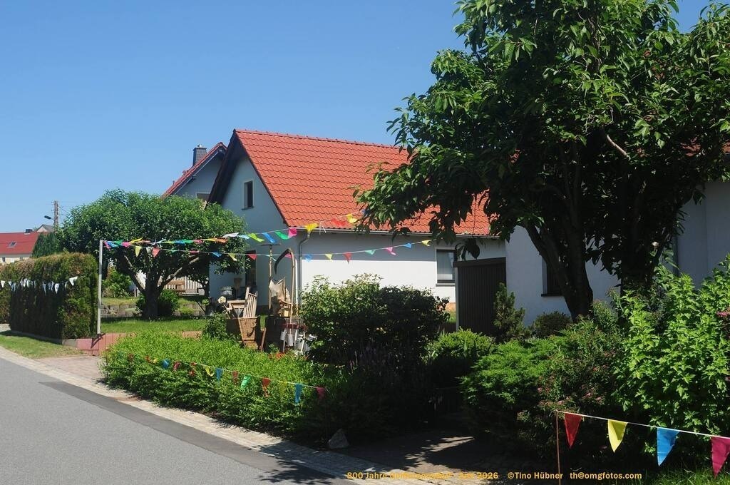 Geißmannsdorf-2026-Ortsbilder-647 | Geißmannsdorf bei Bischofswerda im Sommer 2026. Ein fotografischer Streifzug durch das Dorf Geißmannsdorf, mit Gebäuden, Straßen, Strohpuppen und geschmückten Vorgärten und Grundstücken anlässlich der 800-Jahr-Feier von Geißmannsdorf im Juni 2026 - Realisiert mit Pictrs.com
