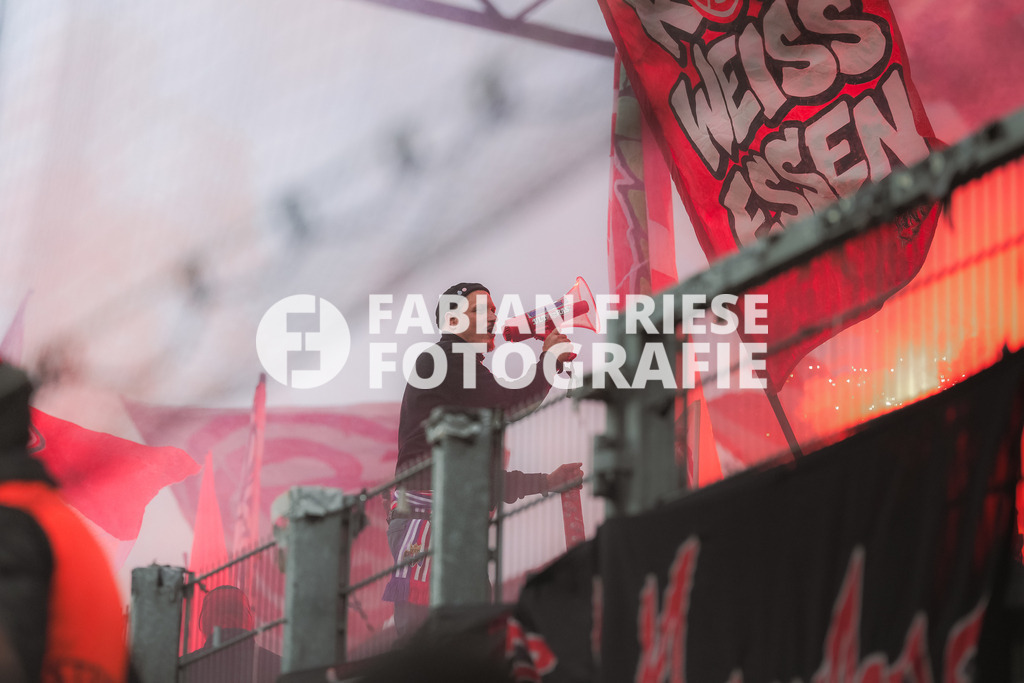 GER Rot-Weiss Essen vs. SSV Ulm, Fussball, 3. Liga, Spieltag 19, Saison 2025/2026, 20.12.2025 | GER Rot-Weiss Essen vs. SSV Ulm, Fussball, 3. Liga, Spieltag 19, Saison 2025/2026, 20.12.2025Foto: Fabian Friese - Realisiert mit Pictrs.com