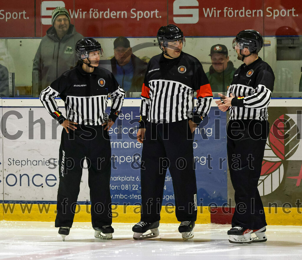 2023-01-06_007_TSV_Erding_gegen_ERV_Schweinfurt | Erding, Deutschland, 06.01.2023:
Eishockey, Bayernliga 2022 / 2023, 26. Spieltag, TSV Erding gegen ERV Schweinfurt, Endergebnis: 7:3

Linienrichterin Lara Fischer, Hauptschiedsrichter Sebastian Eisenhut, Linienrichter Uwe Siebler

Foto: Christian Riedel / fotografie-riedel.net