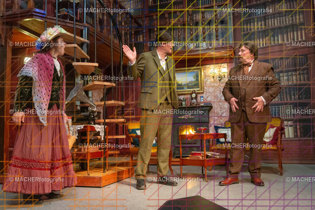 109_MFL-2025 | Portraitbilder von Regisseur; Darsteller; Techniker; Maske; Kostüme; Chor; Musiker; Bilderserie der Generalprobe und der Premierenvorstellung, Szenenbilder; Ausdrucksstudien; Bühnenüberblick; Bühnenkulissen; Pressefotos inkl. Redaktionsfoto Darstellergruppe.