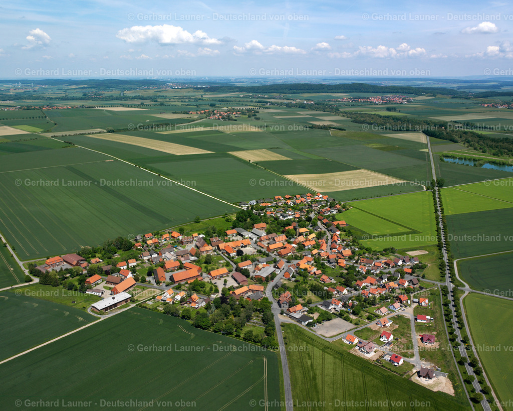 2638246 | BREDELEM 09.06.2006 Landwirtschaftliche Nutzflächen und Feldgrenzen  umsäumen das Siedlungsgebiet des Dorfes in Bredelem im Bundesland Niedersachsen, Deutschland // Agricultural land and field boundaries surround the settlement area of the village  in Bredelem in the state Lower Saxony, Germany Foto: Gerhard Launer