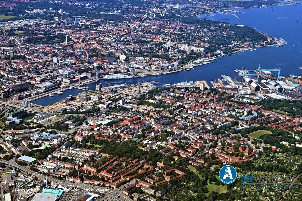 Luftbild Kiel Hafen - 20. Jahrhundert bis Heute | 20. Jahrhundert bis Heute - Krieg und Wiederaufbau: Im Zweiten Weltkrieg war der Hafen aufgrund seiner militärischen Bedeutung und der Werften Ziel schwerster Luftangriffe und wurde fast vollständig zerstört.