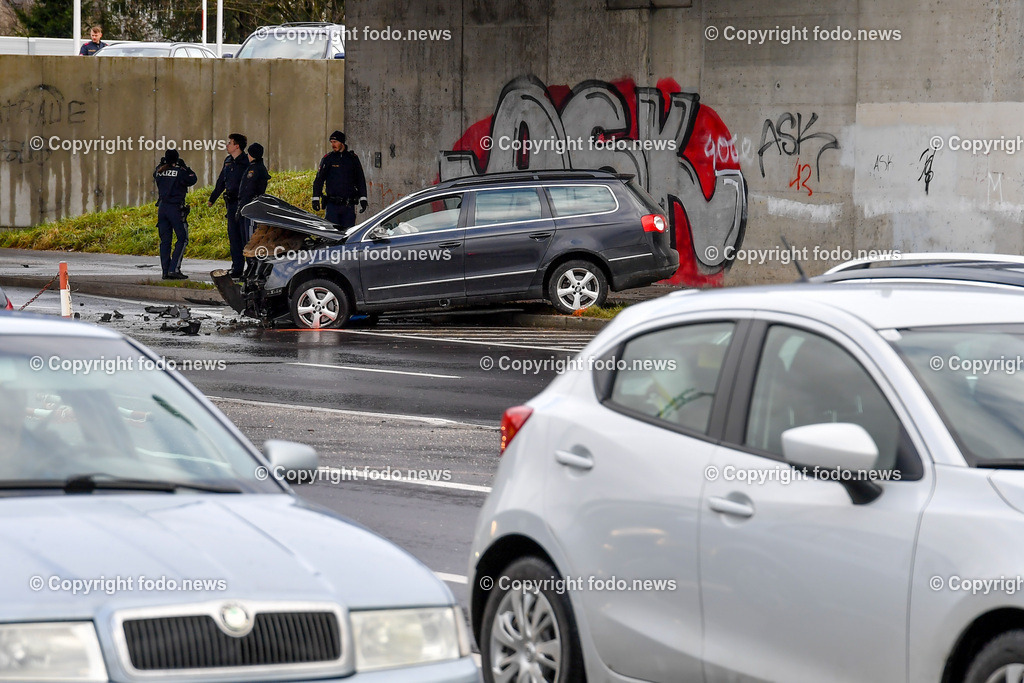 Polizeieinsatz Mordversuch_ Polizei_ Leonding_ 09.01.2023-11 | 09.01.2023, Polizeieinsatz Leonding, AUT, im Bild, Polizeieinsatz Mordversuch, Polizei, Fahndung, Tatort, Spurensicherung, Unfallfahrzeug des Taeters