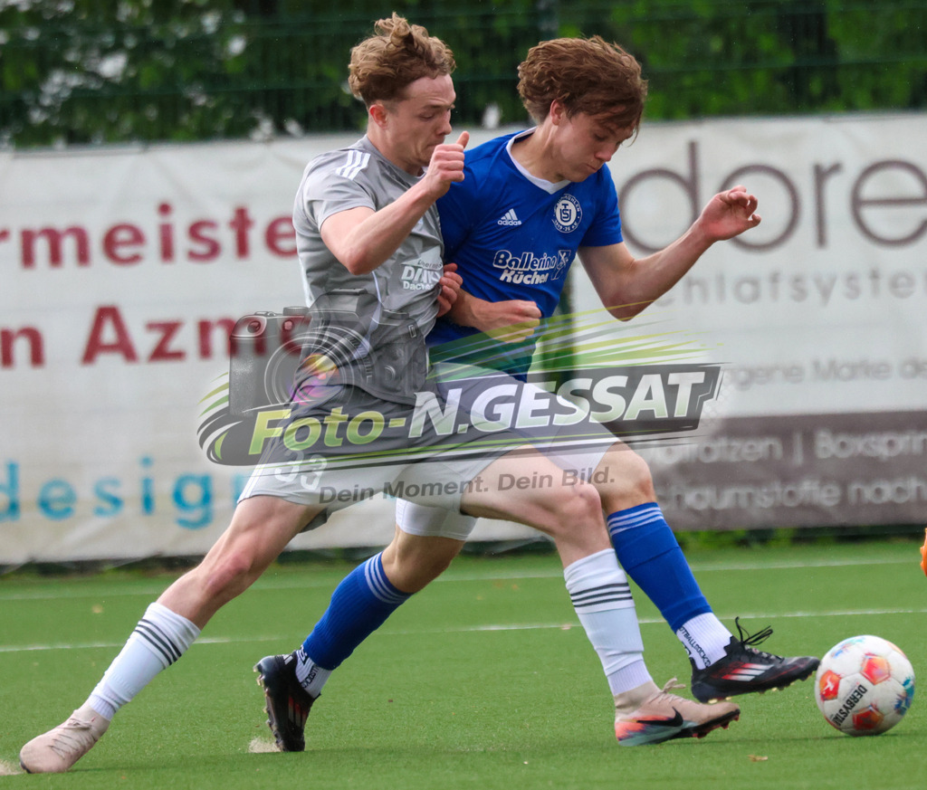 SV Enger-Westerenger - TuS Bruchmühlen | Auf dem Bild zu sehen: grau SV Enger-Westerenger: Fabrice Walter ; blau TuS Bruchmühlen: Jan Hrdina SV Enger-Westerenger, TuS Bruchmühlen, Saison 25/26, Kreisliga A, Enger, Deutschland - Realisiert mit Pictrs.com