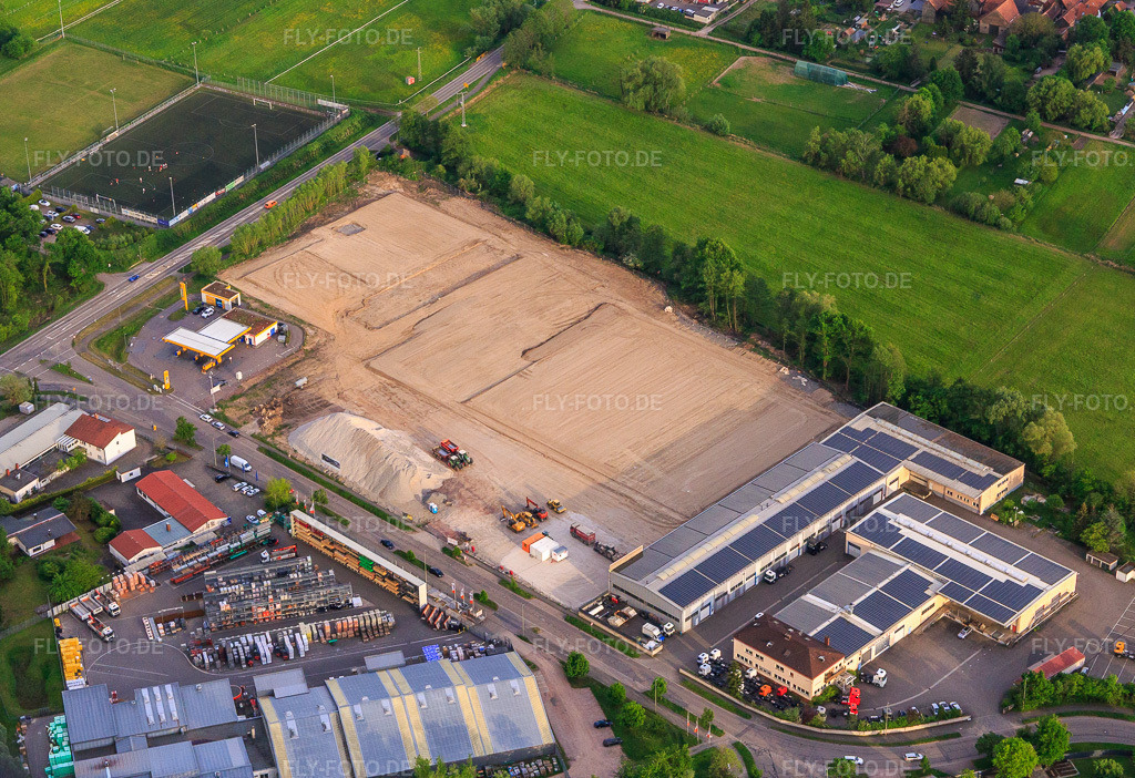 Luftbild: Baustelle zur Erschliessung des neuen Logistikpark der HANSAINVEST und DFI-Real-Estate Kandel nach Abriss des OBI-Markts im Ortsteil Minderslachen in Kandel im Bundesland Rheinland-Pfalz in Deutschland. – Foto: IMG_146224.jpg vom 02.05.2025 durch Werner Riehm/FLY-FOTO.de – Auflösung des Originals: 4554 x 3122 px – Entdecke HANSAINVEST | Kapital-verwaltungs-gesellschaft: Hansainvest – DFI Real Estate - Driving Future Innovation