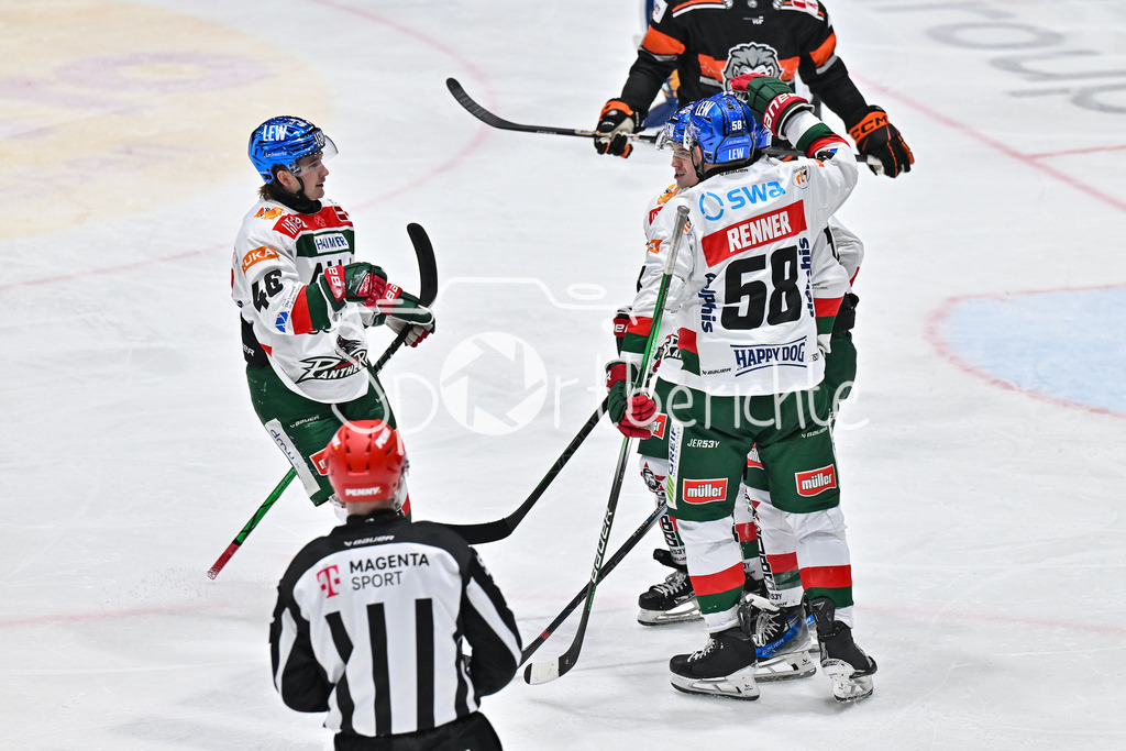 Löwen Frankfurt -Augsburger Panther | Jubel der Gaeste nach dem Treffer zum 2-4 durch Chris COLLINS (Augsburger Panther #10)  / Freude / Happy / Tor / Torschuetze / DEL: Loewen Frankfurt - Augsburger Panther, Eissporthalle Frankfurt am 14.02.2025