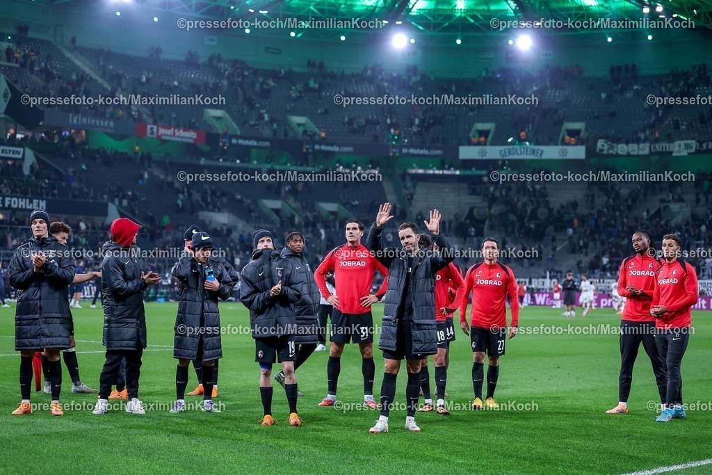 BMG05102501085 | 05.10.2025, Fußball, Borussia Mönchengladbach - SC Freiburg, 1. Fußball Bundesliga, Borussia-Park, Saison 2025 2026: Enttäuschte Gesichter nach dem 0:0 Unentschieden. Die Freiburger Spieler bedanken sich enttäuscht bei der FankurveDFB regulations prohibit any use of photographs as image sequences and or quasi-video.