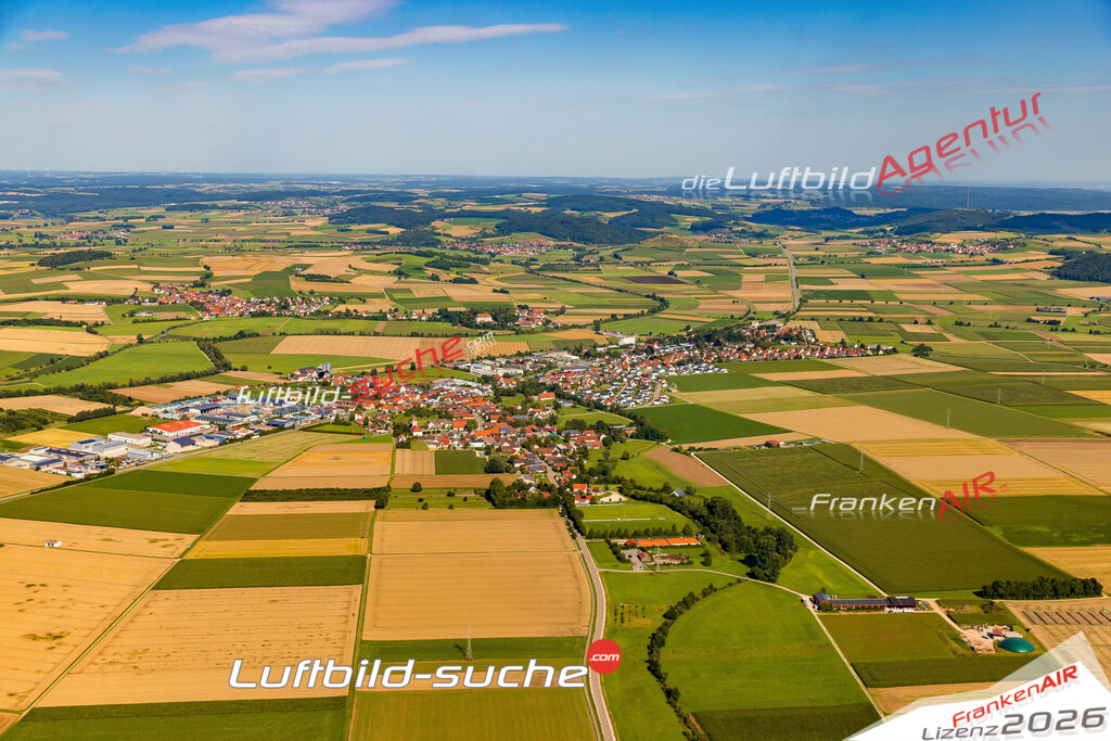 Luftaufnahme der Stadt Möttingen - Die Luftaufnahme wurde 2025 vom UL-Flugzeug heraus erstellt ( keine Drohne ) - Hochauflösende Luftaufnahme - für professionelle Ausdrucke geeignet. Die Geschenkidee !Mit Lizenz und Bildrechte bestellbar