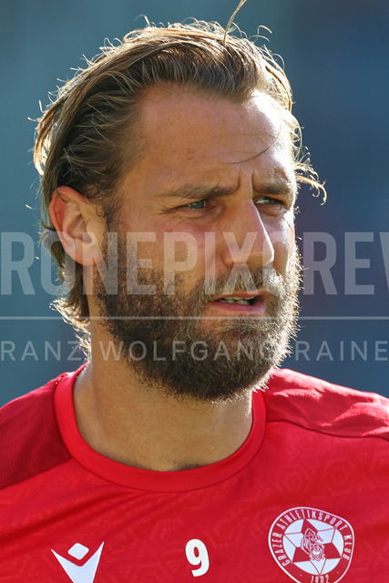 Grazer AK 1902 vs TSV Egger Glas Hartberg – Austrian Bundesliga Match 2025 | Austrian Bundesliga match between Grazer AK 1902 and TSV Egger Glas Hartberg. Dynamic football action, players in motion, emotions, stadium atmosphere and team spirit captured in professional detail. The image shows Daniel Maderner (GAK).