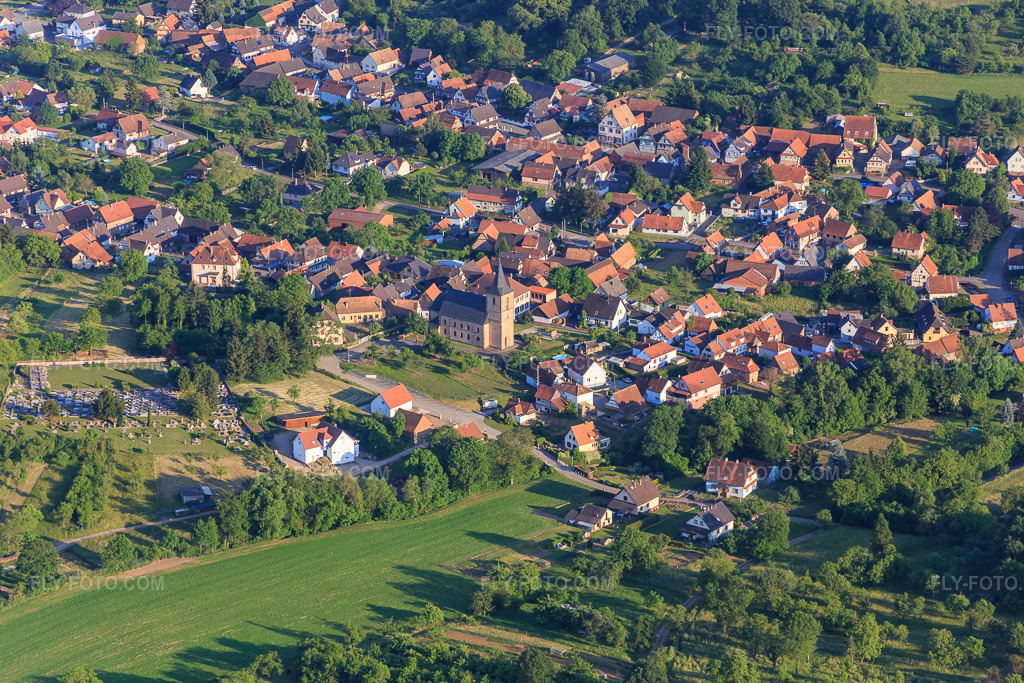 Aerial view: Cemetery and church from the northwest in Preuschdorf in the state Bas-Rhin, France. – Photo: IMG_080232.jpg taken on 06/05/2015 by Werner Riehm/FLY-FOTO.com – Resolution of the original: 5472 x 3648 px