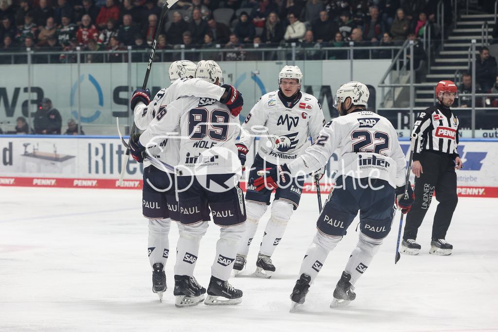 Augsburger Panther - Adler Mannheim | Jubel nach dem Treffer zum 0-1 fuer die Gaeste durch Keaton THOMPSON (MAN #24)/ Freude / Tor / Torschuetze