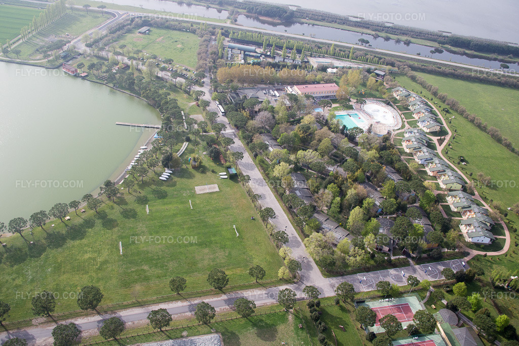 Aerial view: Comacchio, Lido di Volano in Lido di Volano in the state Emilia Romagna, Italy. – Photo: IMG_087254.jpg taken on 04/05/2016 by Werner Riehm/FLY-FOTO.com – Resolution of the original: 5472 x 3648 px